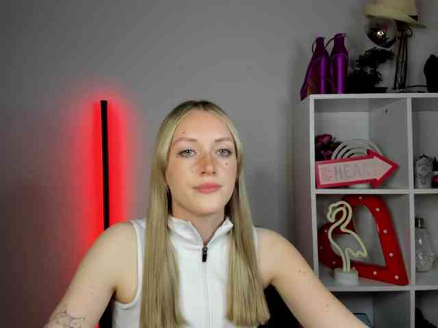 EvelynBlond Live Webcam on BongaCams