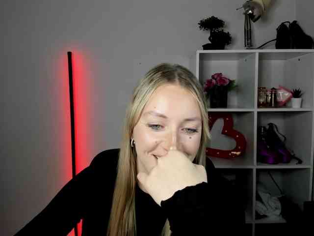 EvelynBlond26 webcam
