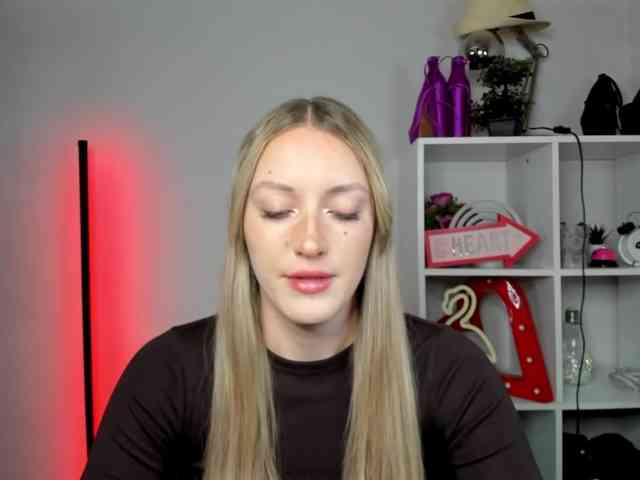 EvelynBlond26 webcam