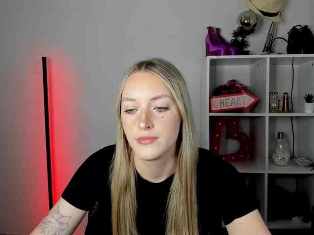 EvelynBlond26 webcam