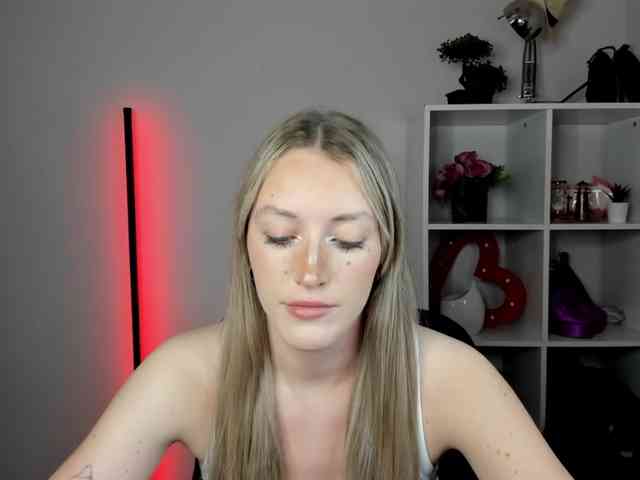 EvelynBlond26 webcam