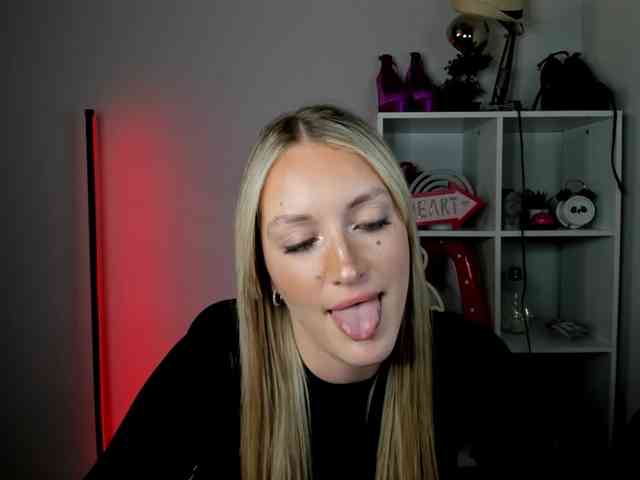 EvelynBlond26 webcam