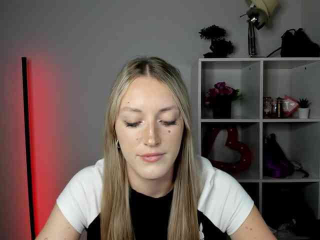 EvelynBlond26 webcam