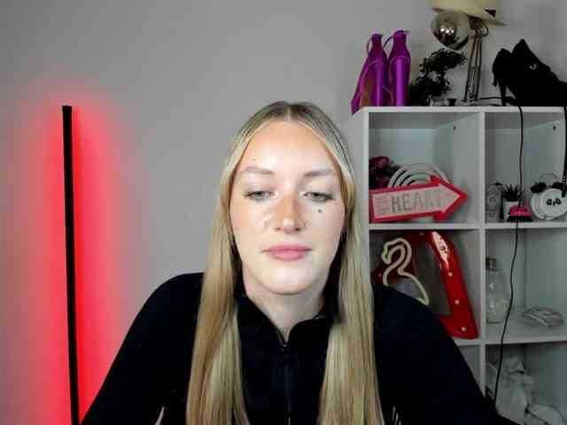 EvelynBlond26 webcam