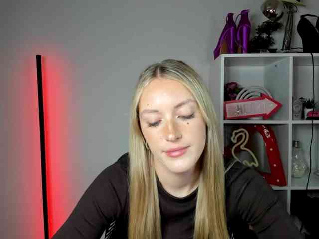 EvelynBlond26 webcam