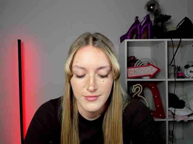 EvelynBlond26 webcam