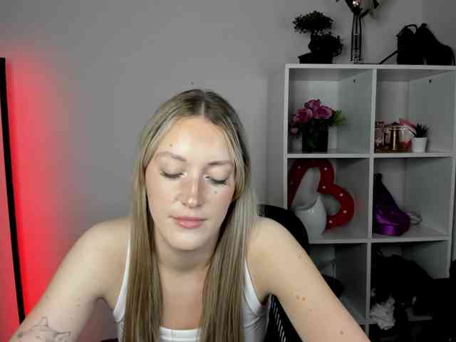 EvelynBlond Live Webcam on BongaCams