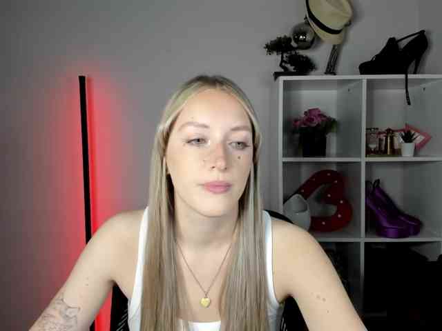 EvelynBlond26 webcam