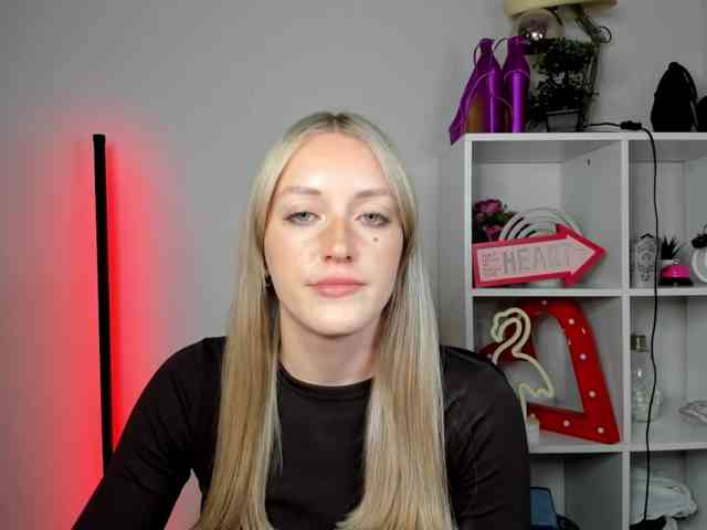 EvelynBlond26 webcam