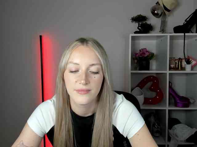 EvelynBlond26 webcam