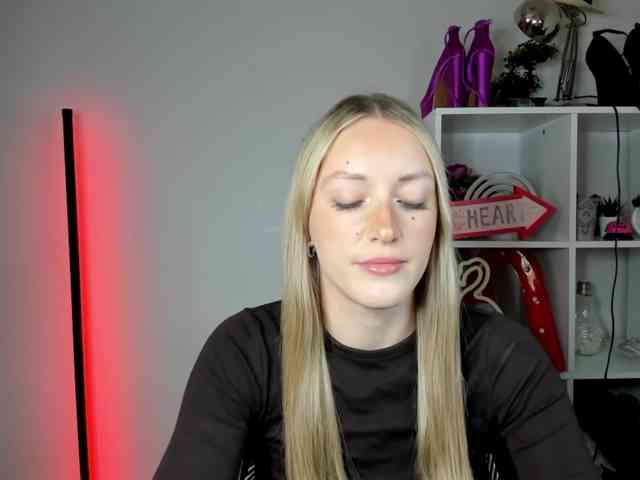 EvelynBlond26 webcam