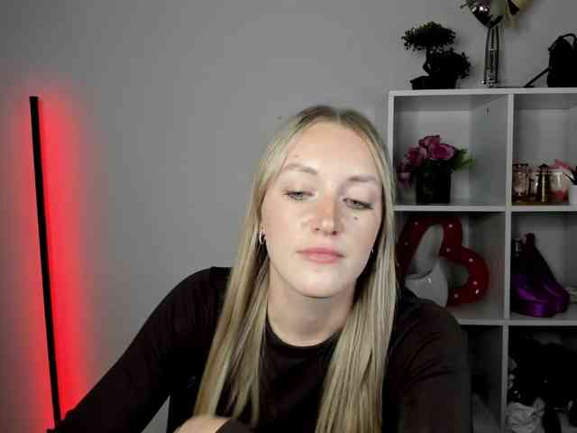 EvelynBlond26 webcam