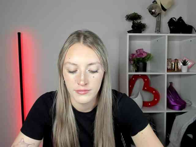 EvelynBlond Live Webcam on BongaCams