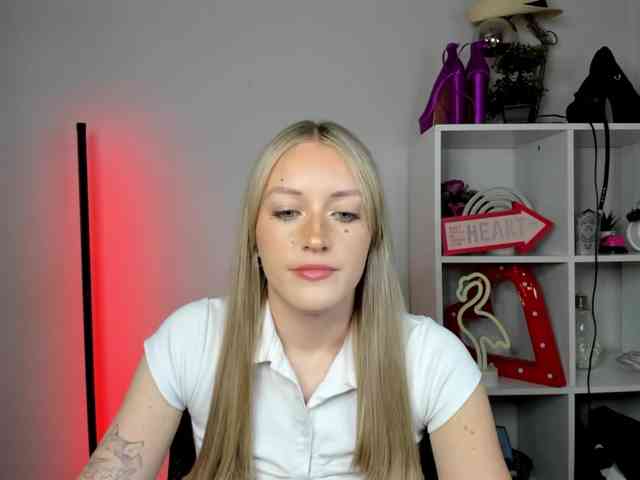 EvelynBlond26 webcam