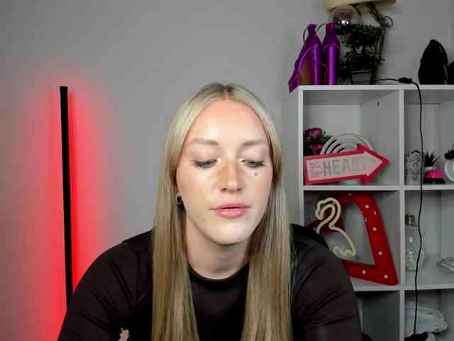 EvelynBlond26 webcam
