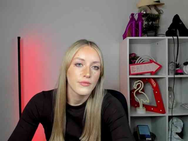 EvelynBlond26 webcam