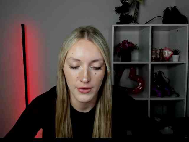 Model: EvelynBlond26