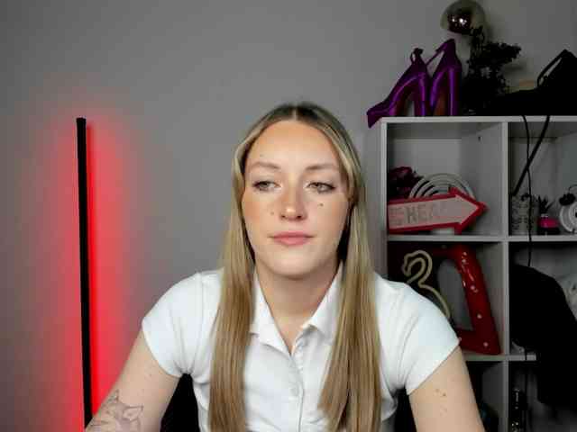 EvelynBlond26 webcam