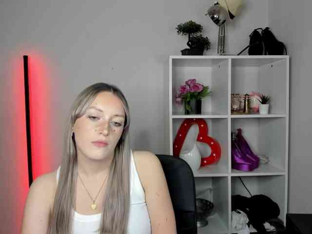 EvelynBlond26 webcam