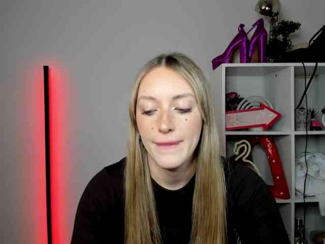 EvelynBlond26 webcam