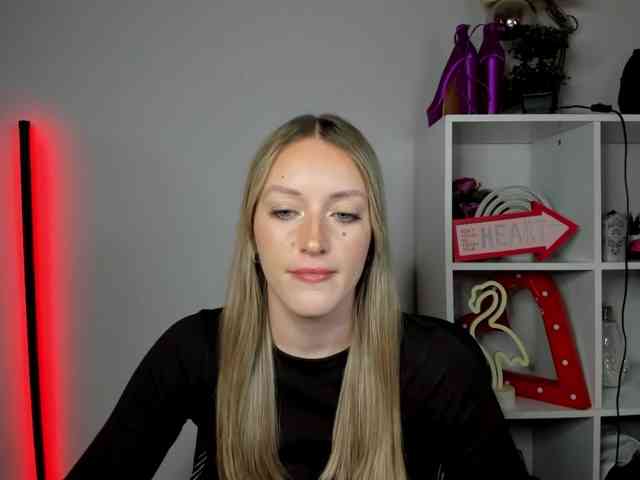 EvelynBlond26 webcam