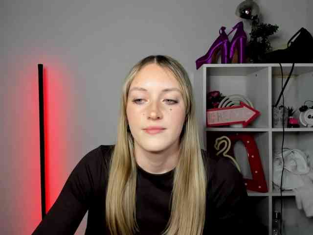 EvelynBlond26 webcam