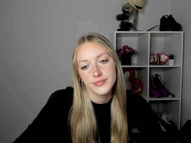 EvelynBlond26 webcam