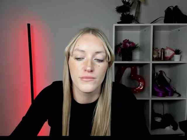 Model: EvelynBlond26
