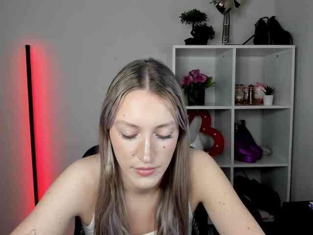 EvelynBlond26 webcam