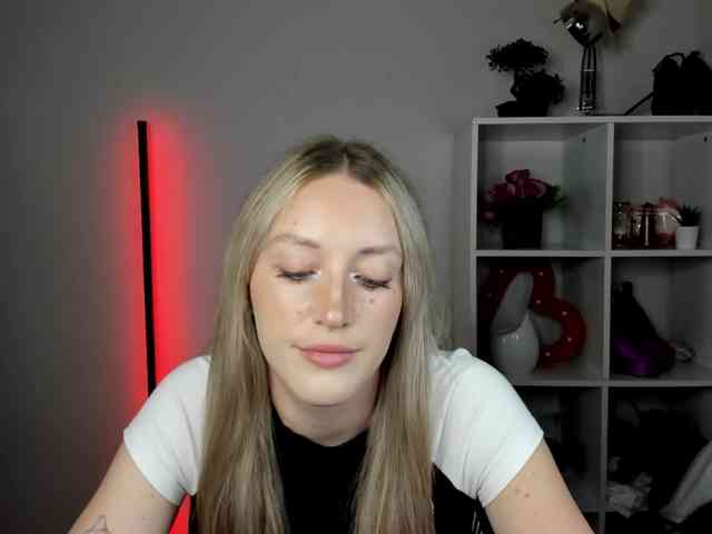 EvelynBlond26 webcam