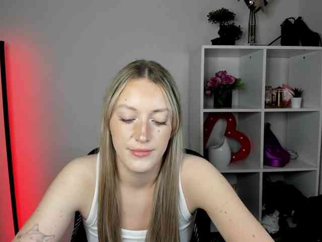 EvelynBlond26 webcam