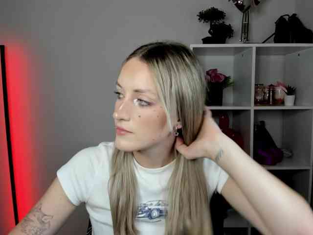 Model: EvelynBlond26
