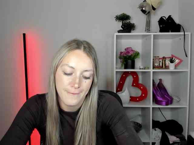 EvelynBlond26 webcam