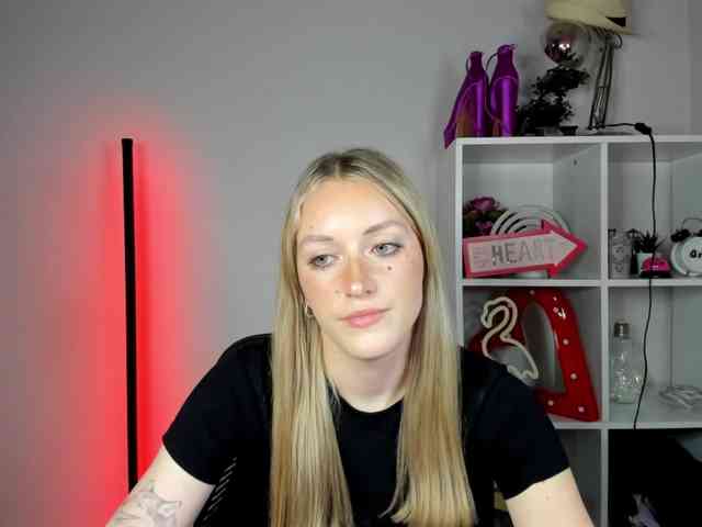 EvelynBlond26 webcam