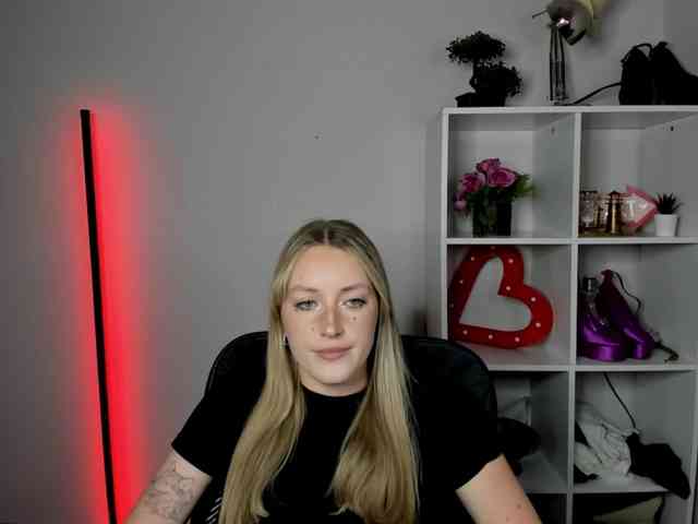 EvelynBlond26 webcam