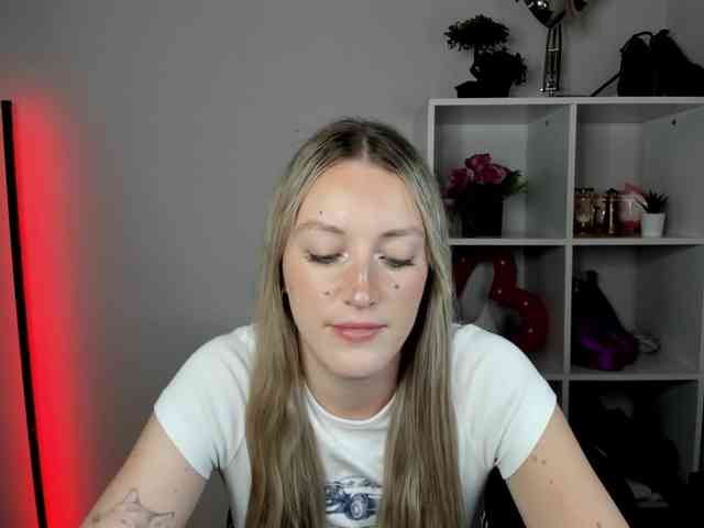 EvelynBlond26 webcam