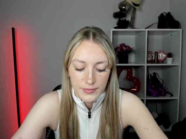 EvelynBlond26 webcam