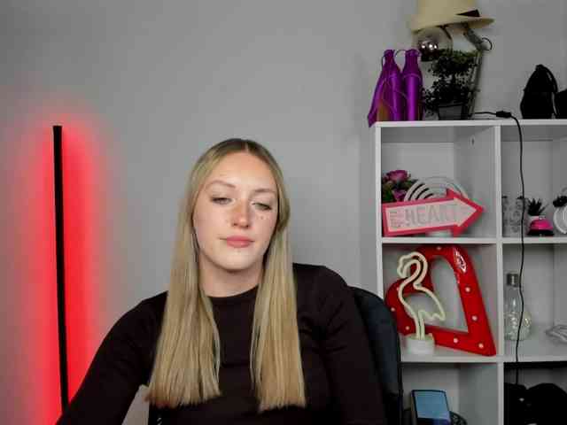 EvelynBlond26 webcam