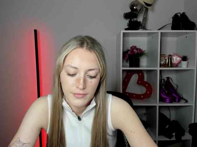 EvelynBlond26 webcam
