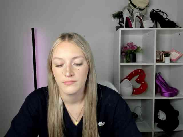 EvelynBlond26 webcam