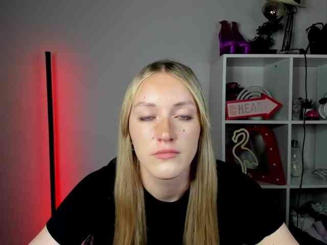 EvelynBlond26 webcam