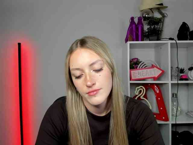 EvelynBlond26 webcam