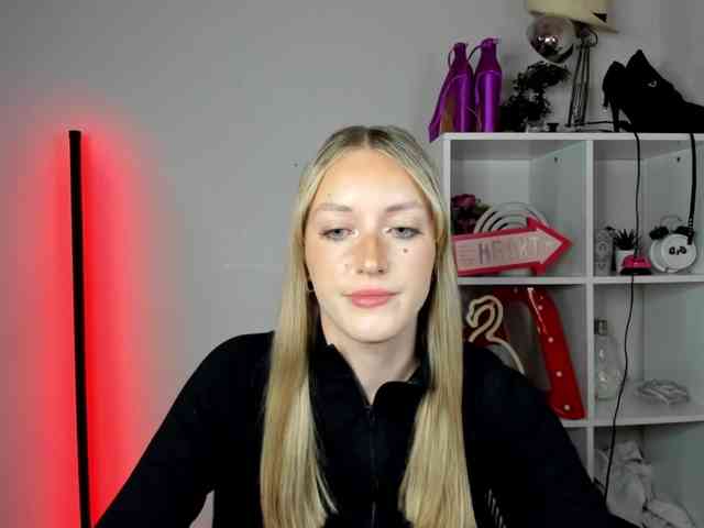 EvelynBlond26 webcam