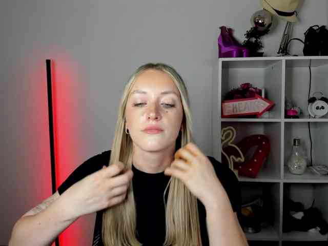 EvelynBlond26 webcam