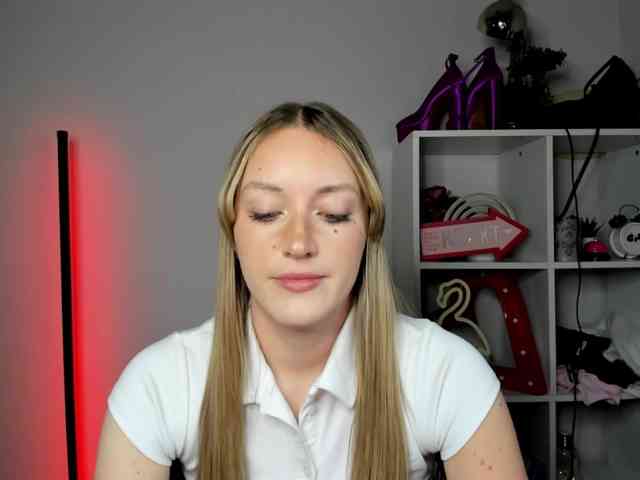 EvelynBlond26 webcam