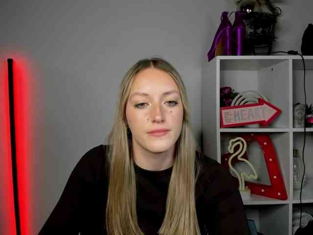 EvelynBlond26 webcam