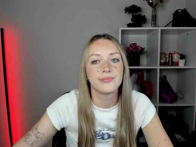 EvelynBlond26 webcam