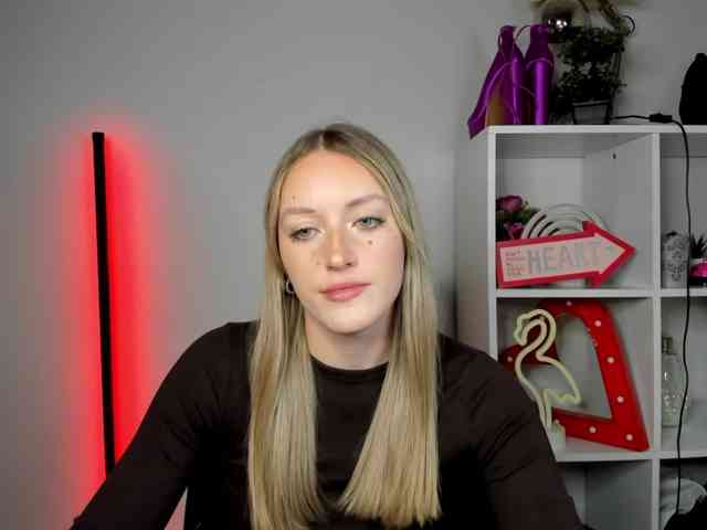 EvelynBlond26 webcam