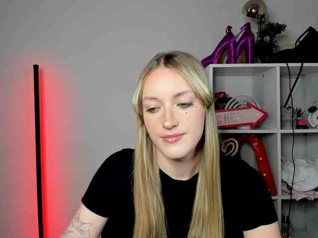 EvelynBlond26 webcam