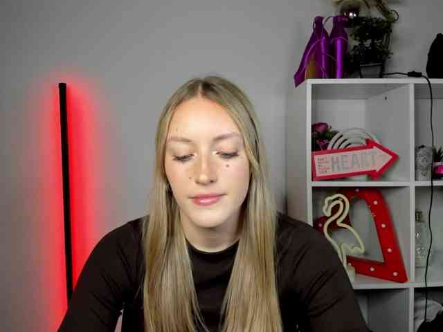 EvelynBlond26 webcam